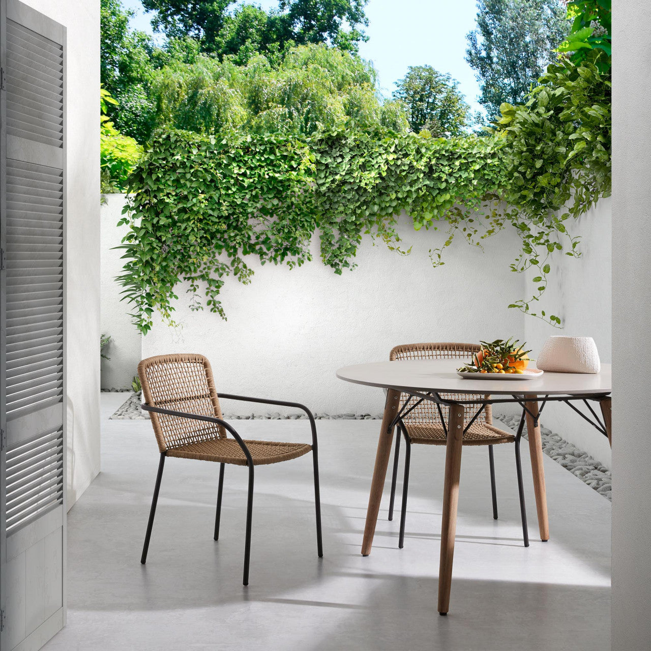 Scaun exterior dining maro din metal Boomer Kave Home