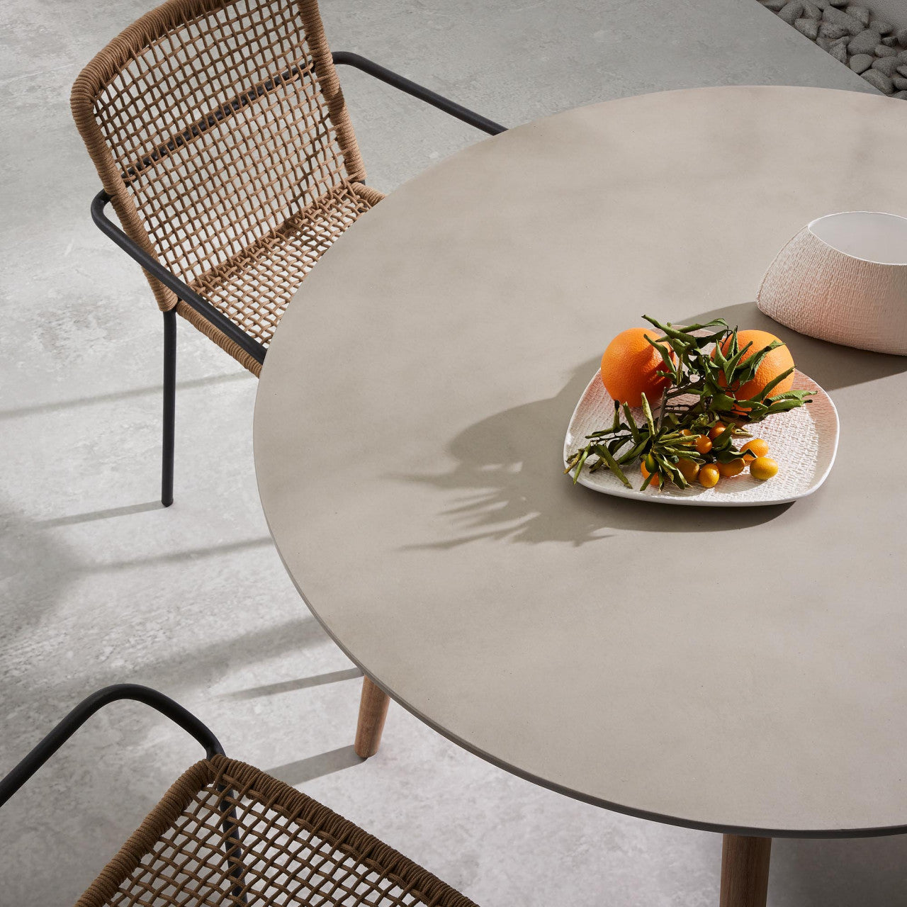Scaun exterior dining maro din metal Boomer Kave Home