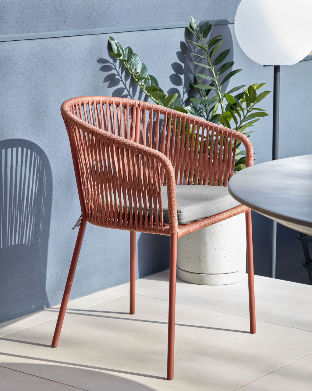 Scaun exterior dining maro din metal Yanet Kave Home