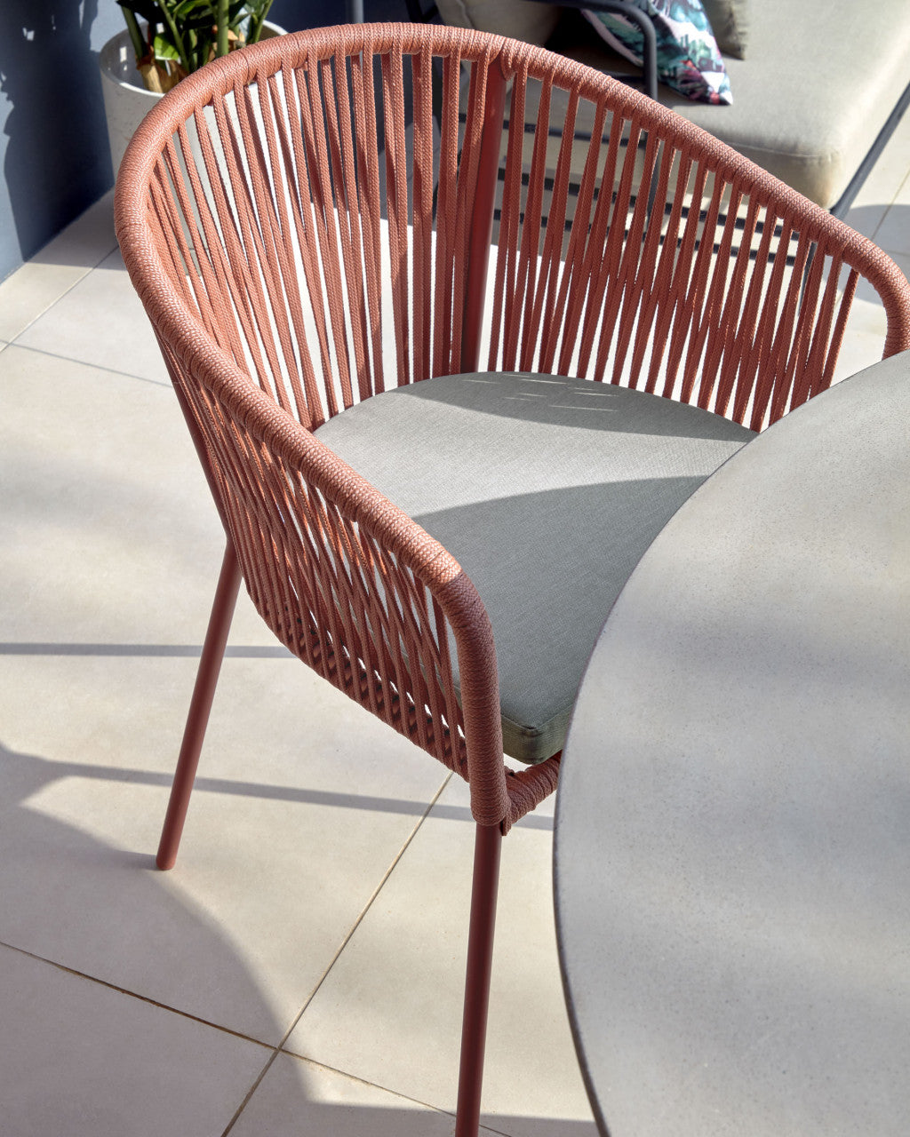 Scaun exterior dining maro din metal Yanet Kave Home