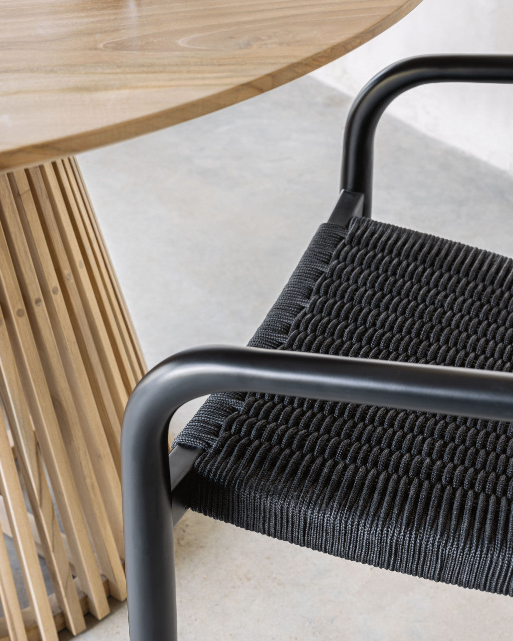 Scaun exterior dining negru din lemn Nina Kave Home