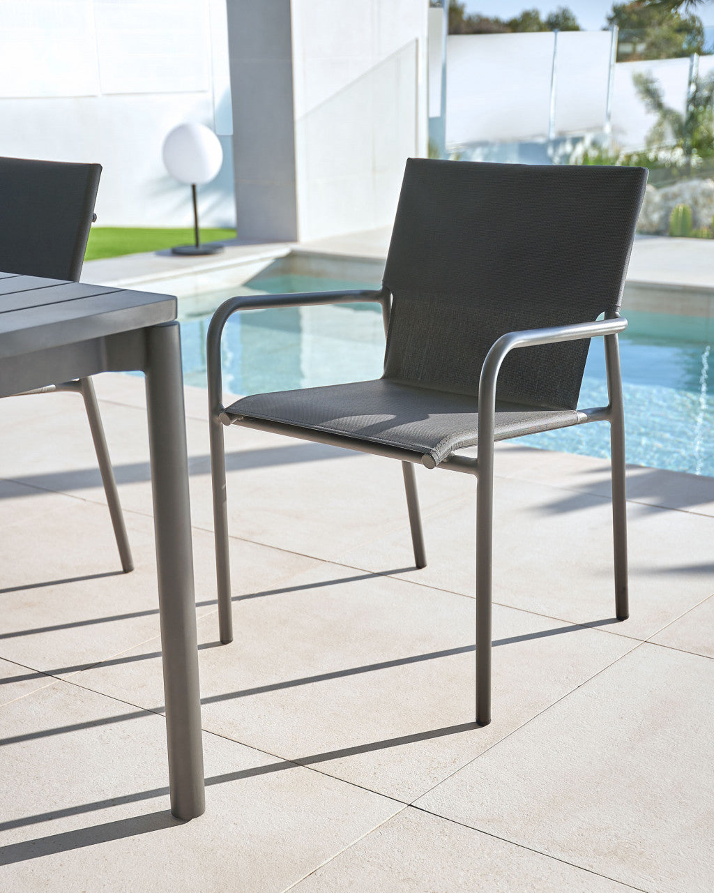 Scaun exterior dining negru din textil Zaltana Kave Home