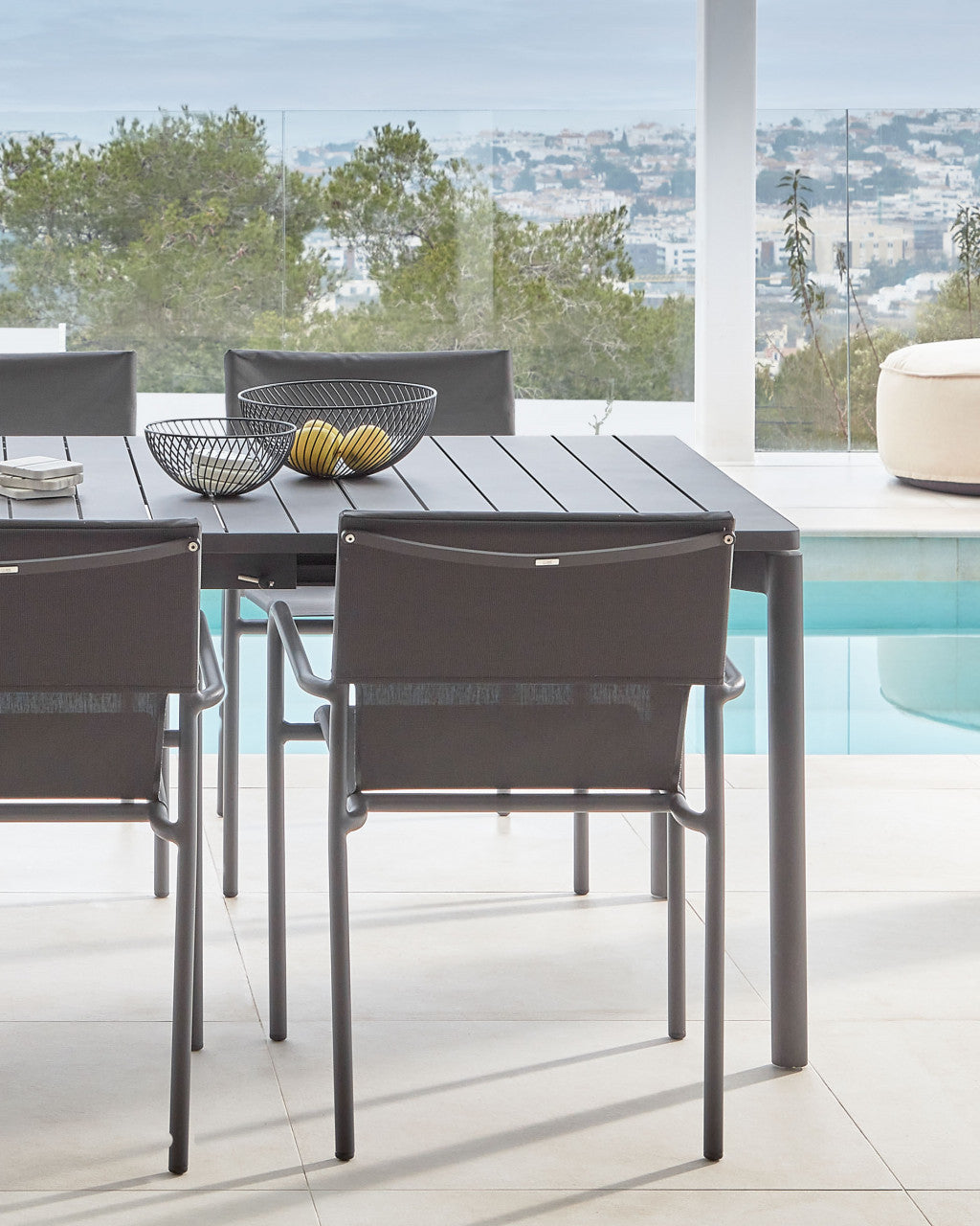 Scaun exterior dining negru din textil Zaltana Kave Home