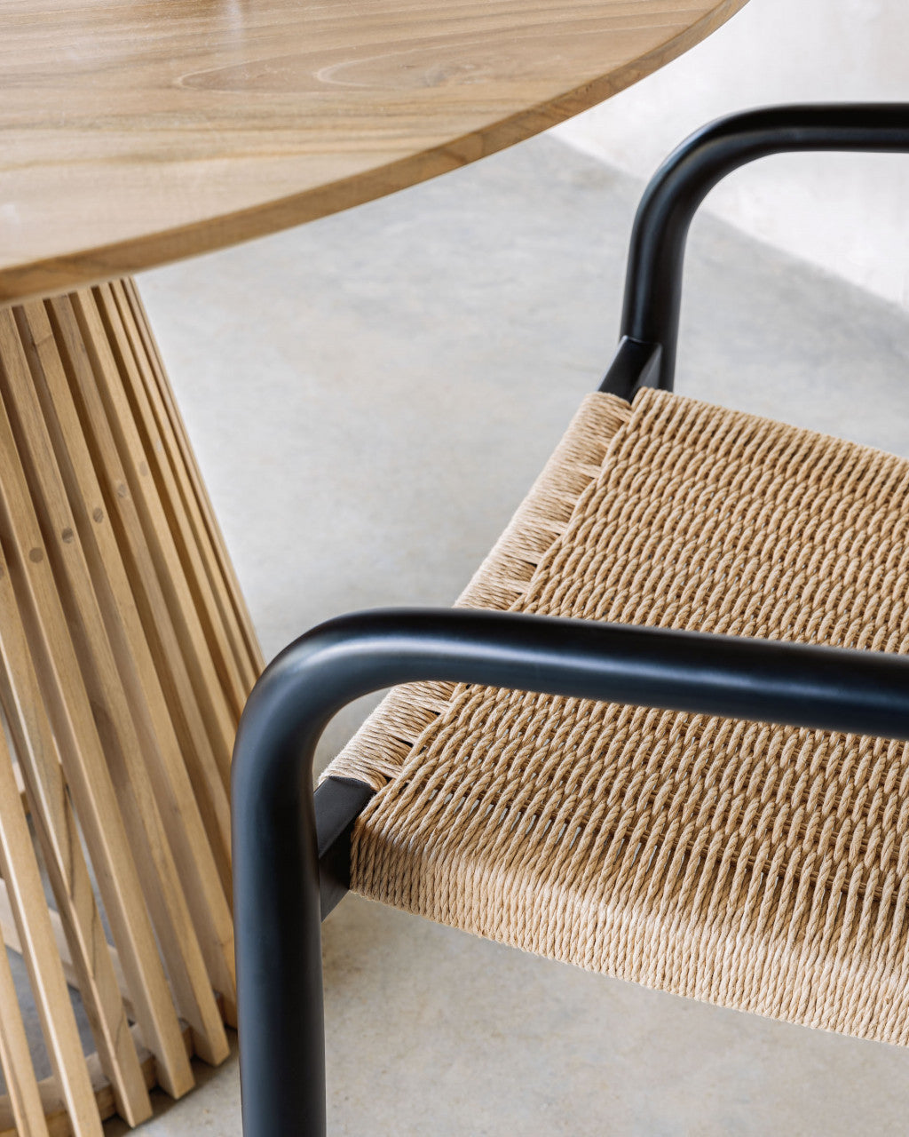 Scaun exterior dining negru/maro din lemn Nina Kave Home