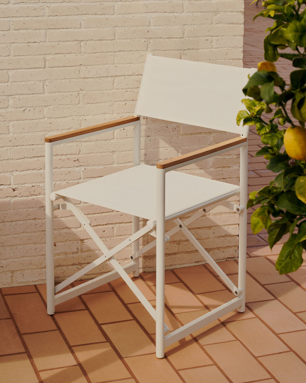 Scaun exterior dining pliabil alb din textil Llado Kave Home