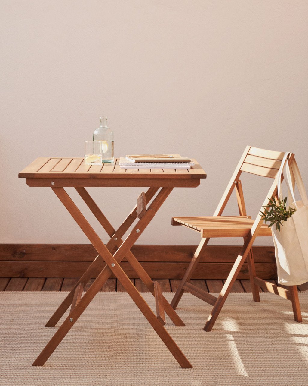 Scaun exterior dining pliabil maro din lemn Sadirar Kave Home