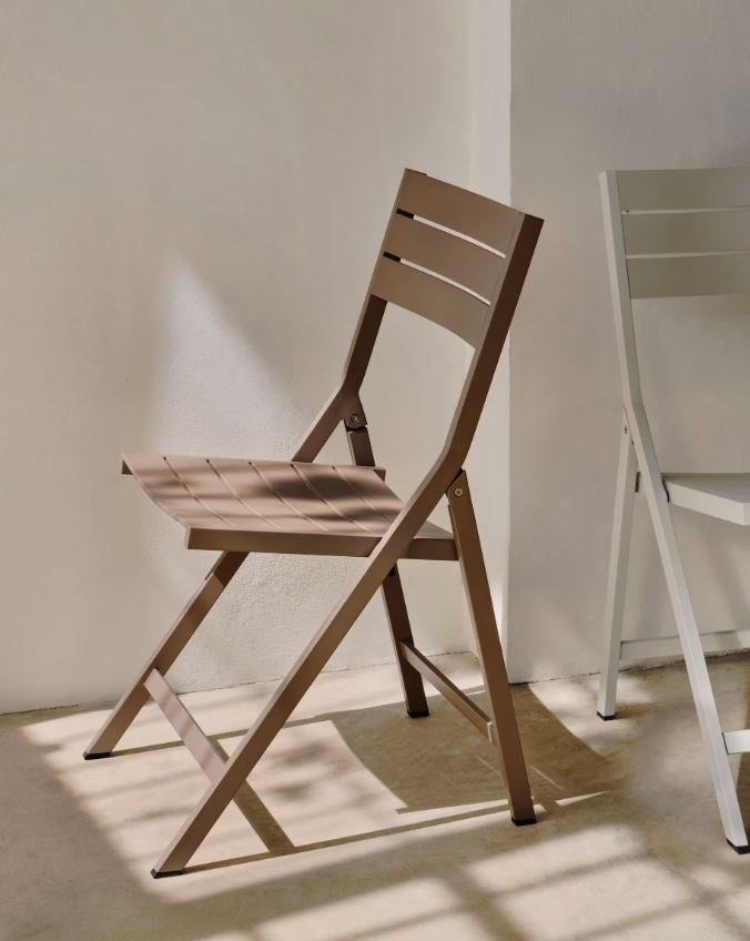 Scaun exterior dining pliabil maro din metal Torreta Kave Home