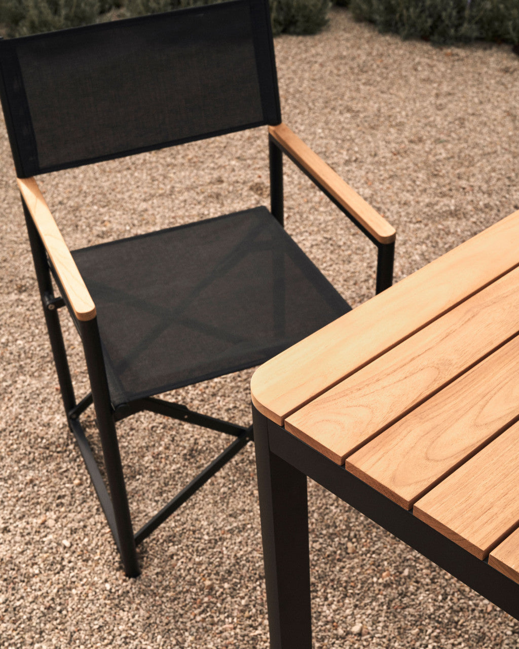 Scaun exterior dining pliabil negru din textil Llado Kave Home