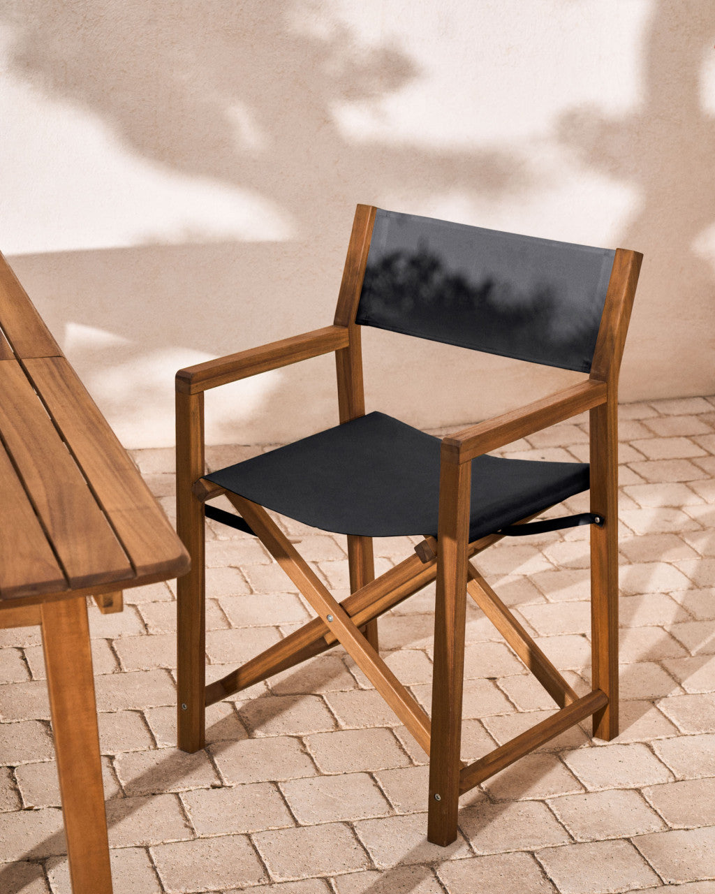 Scaun exterior dining pliabil negru/maro din textil Thianna Kave Home
