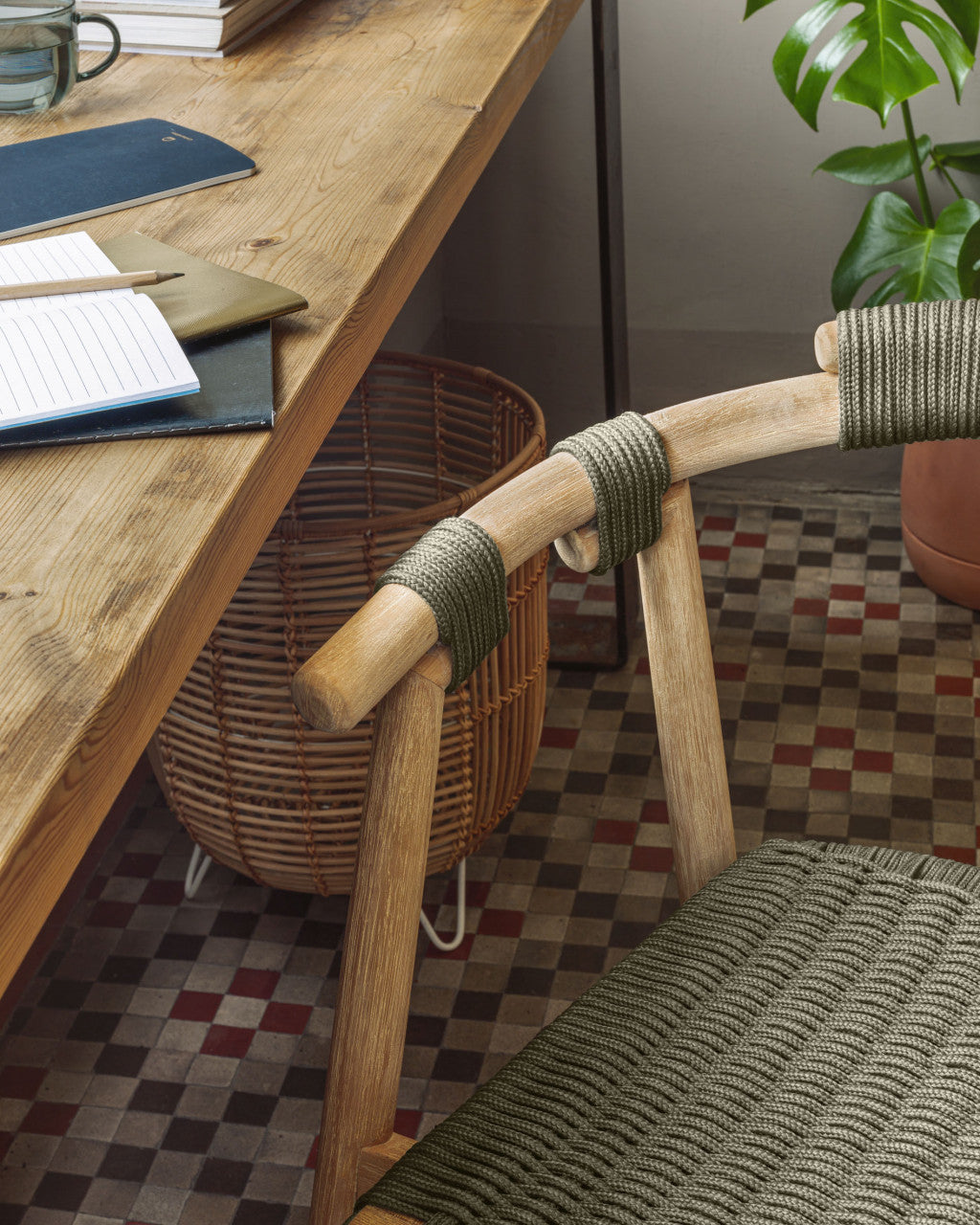 Scaun exterior dining verde/maro din lemn Majela Kave Home