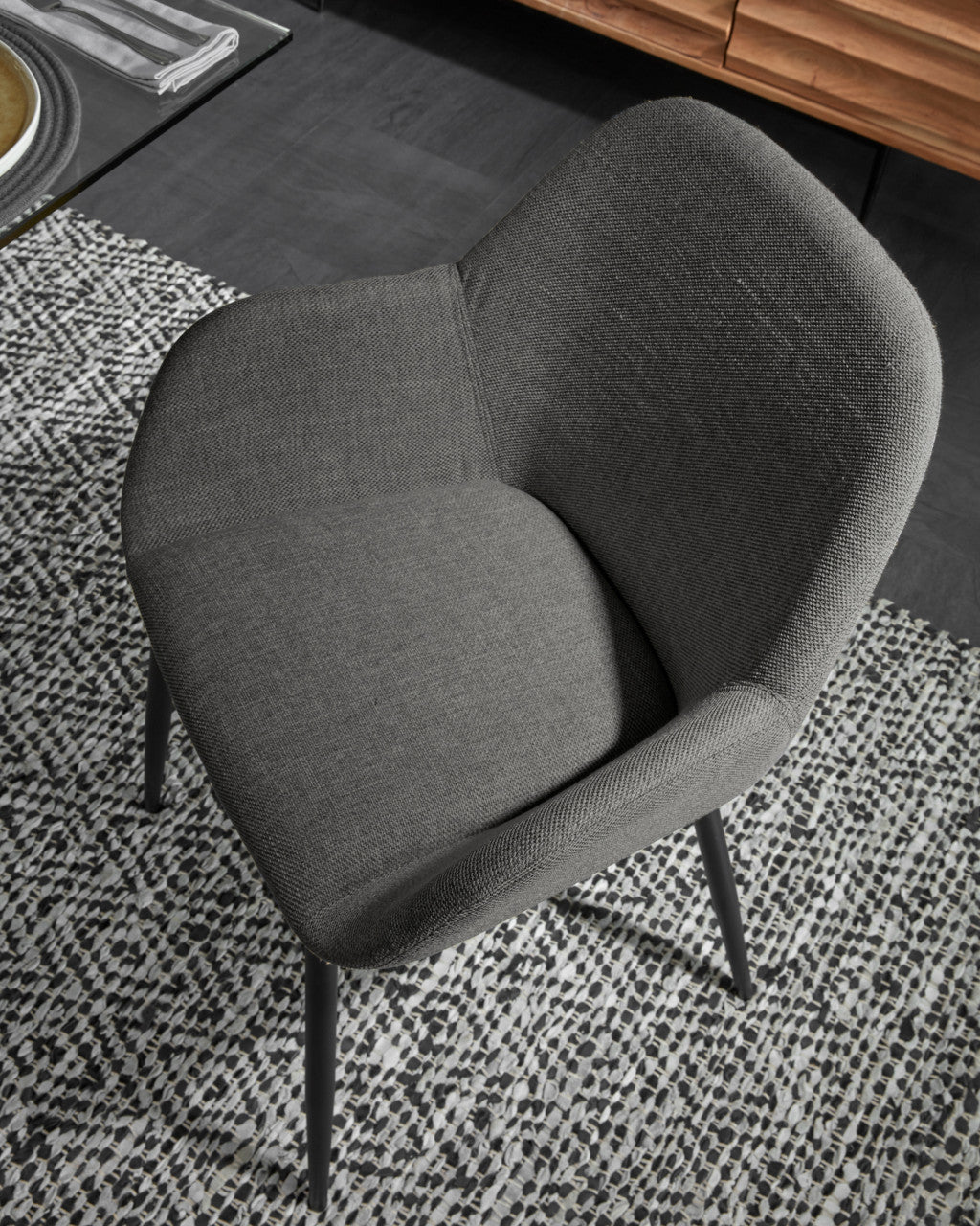 Scaun gri inchis din textil Konna Kave Home