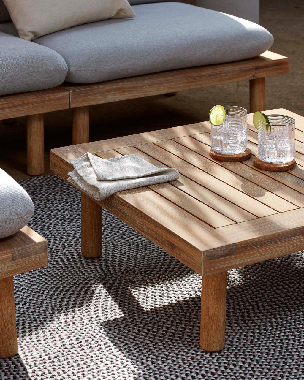 Set 2 fotolii si masa de cafea gri/maro din textil Viridis Kave Home