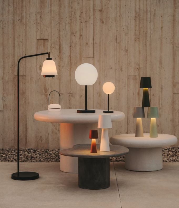 Suport pentru lampa portabila neagra din metal Nali Kave Home