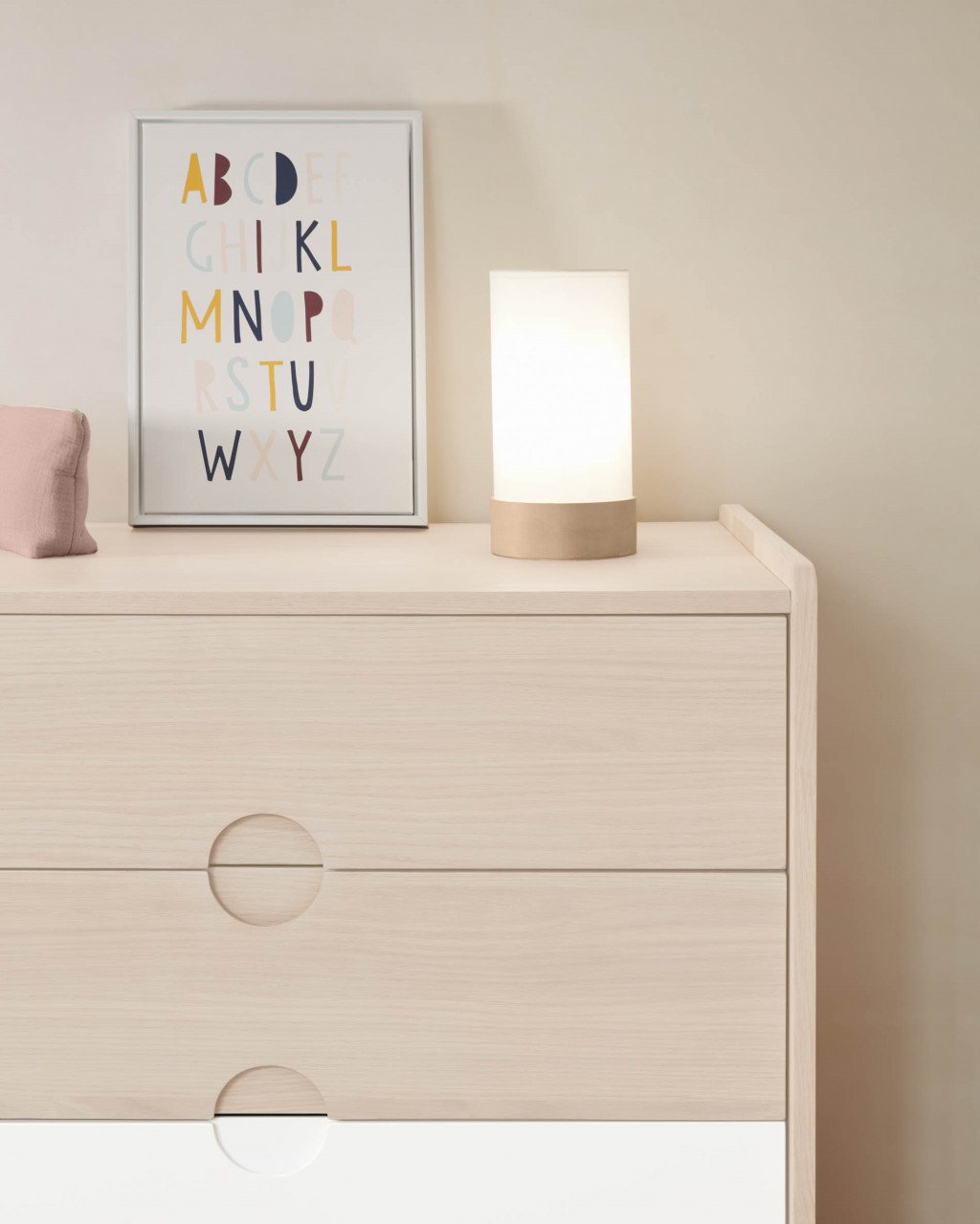 Veioza alba din lemn si bumbac 26 cm Slat Kave Home