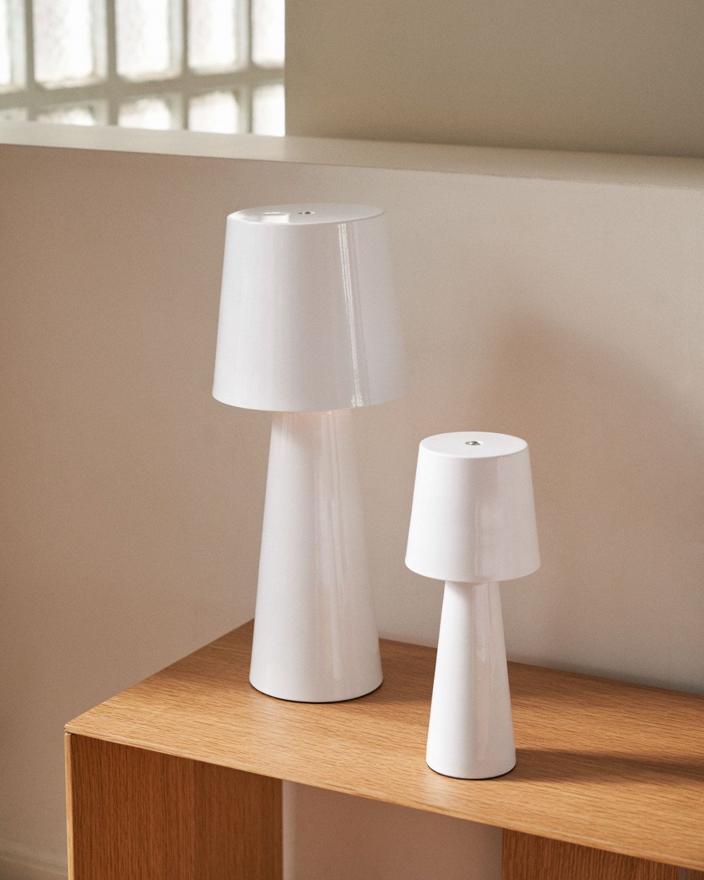 Veioza alba din metal 25 cm Arenys Kave Home