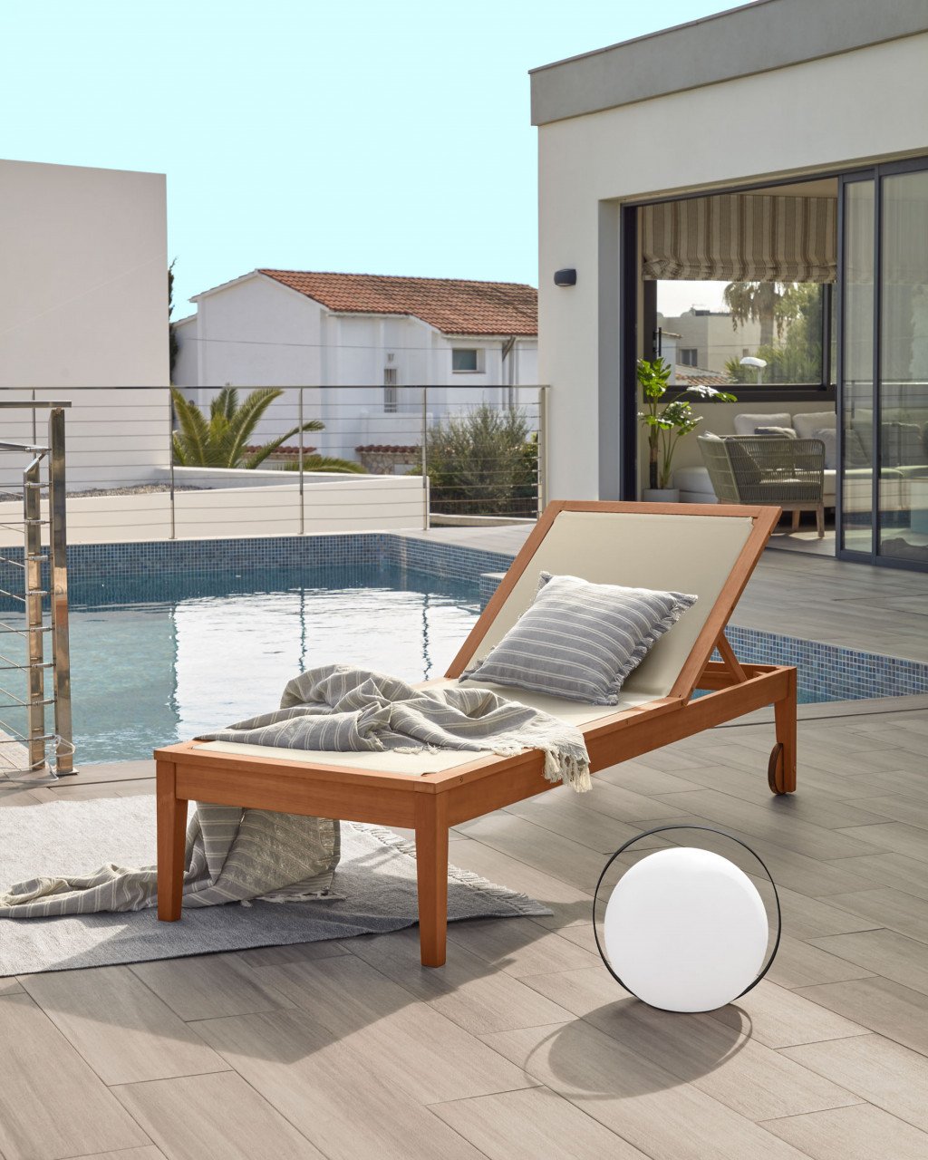 Veioza alba din metal 33 cm Dinesh Kave Home