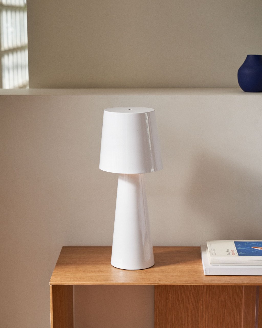 Veioza alba din metal cu USB 40 cm Arenys Kave Home