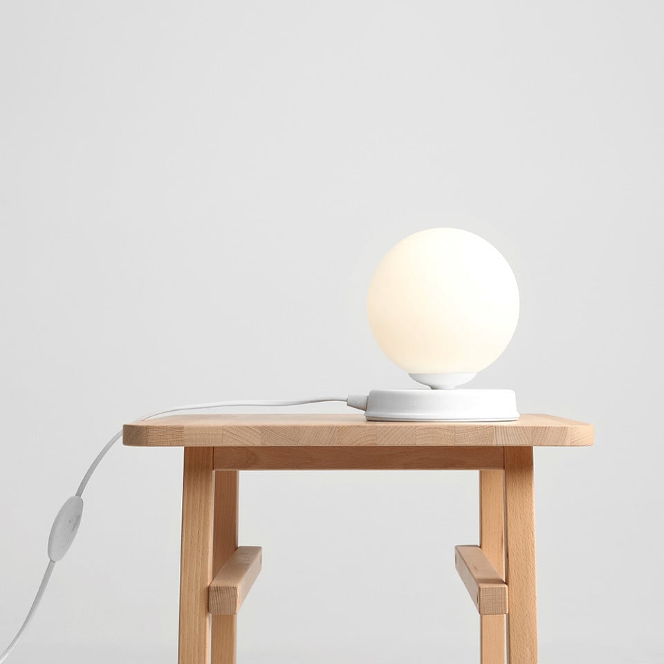 Veioza alba din sticla 17 cm Ball S Aldex