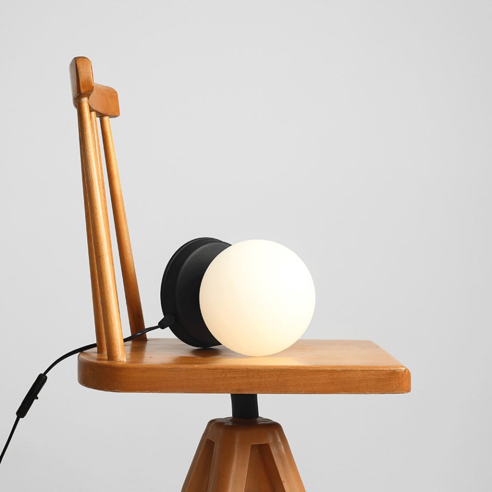 Veioza alba/neagra din sticla 23 cm Ball M Aldex