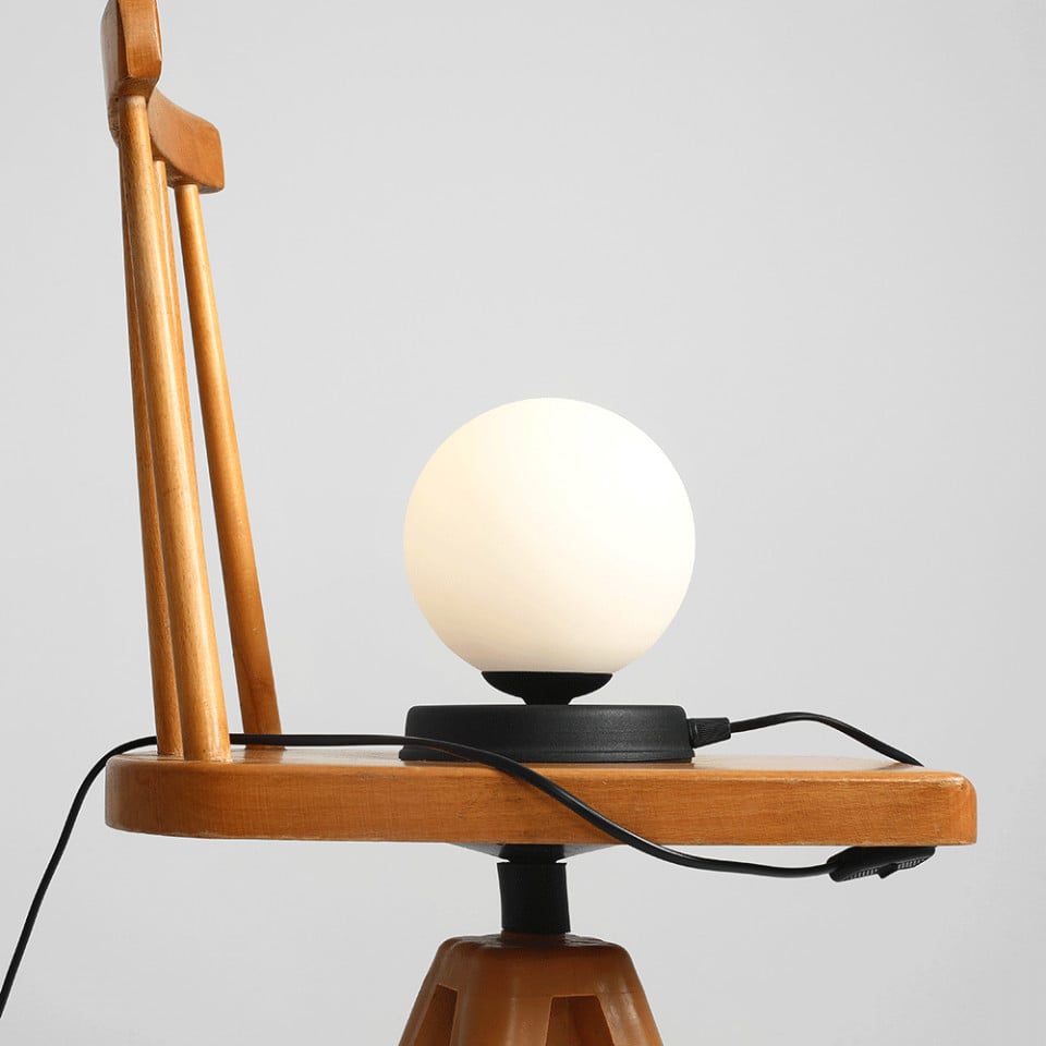 Veioza alba/neagra din sticla 23 cm Ball M Aldex