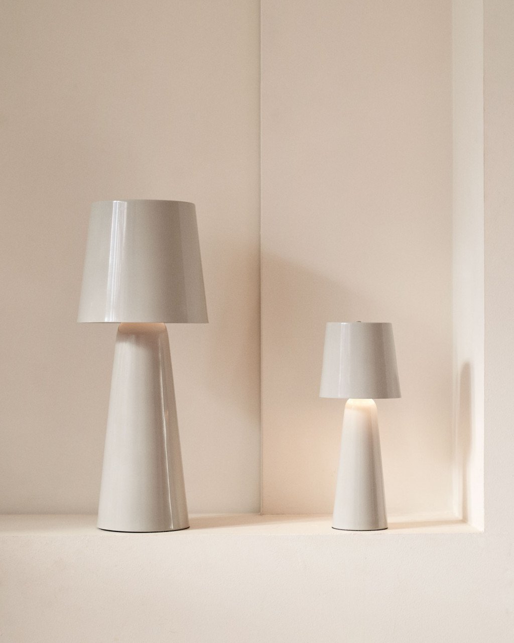 Veioza gri din metal 25 cm Arenys Kave Home