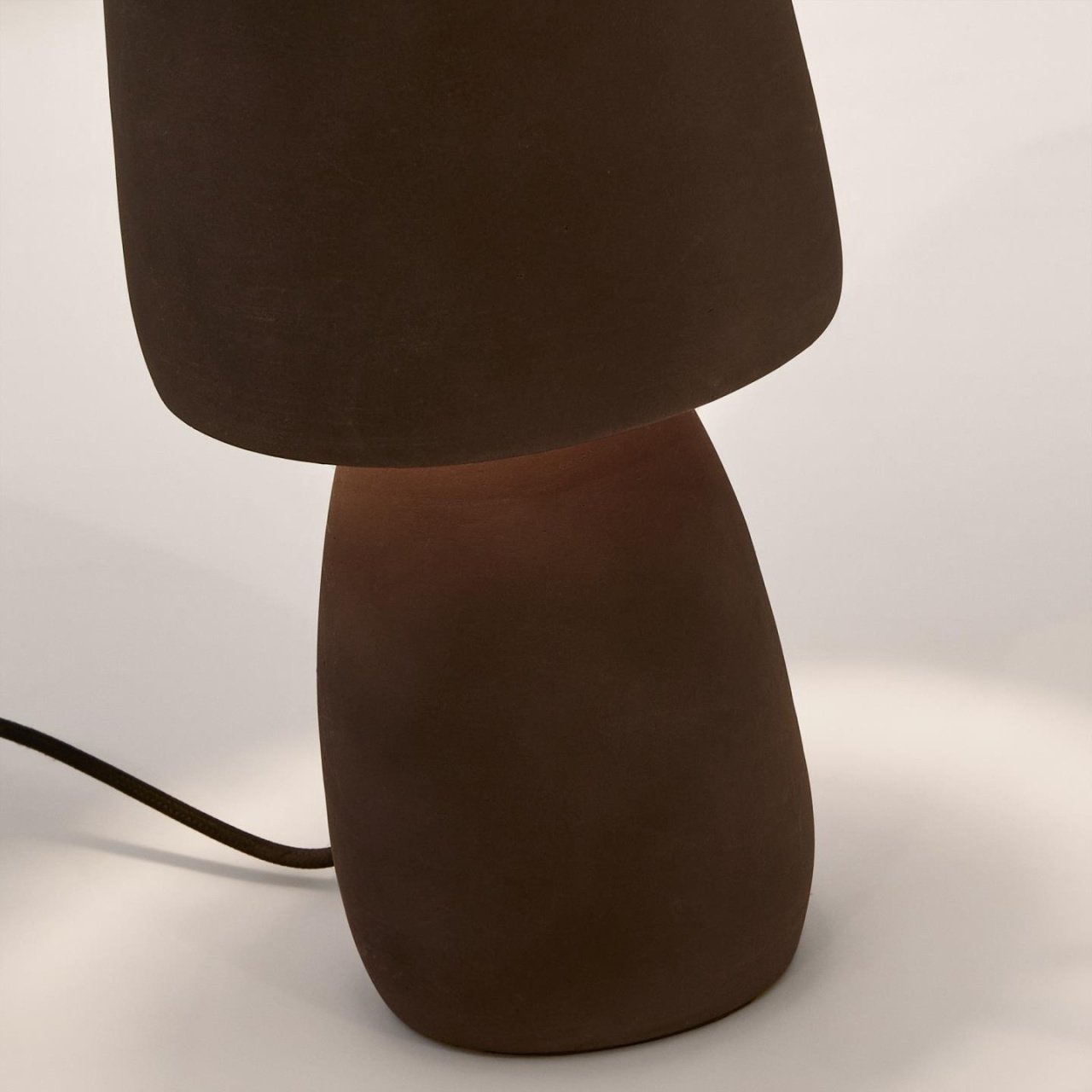 Veioza neagra din ceramica 30 cm Tandy Kave Home