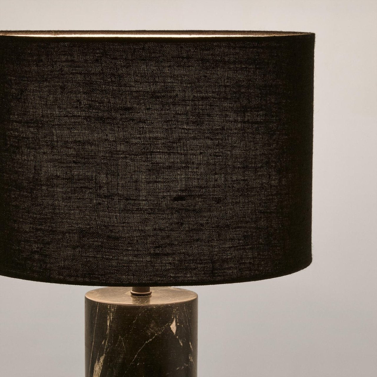 Veioza neagra din marmura 57 cm Vex Kave Home