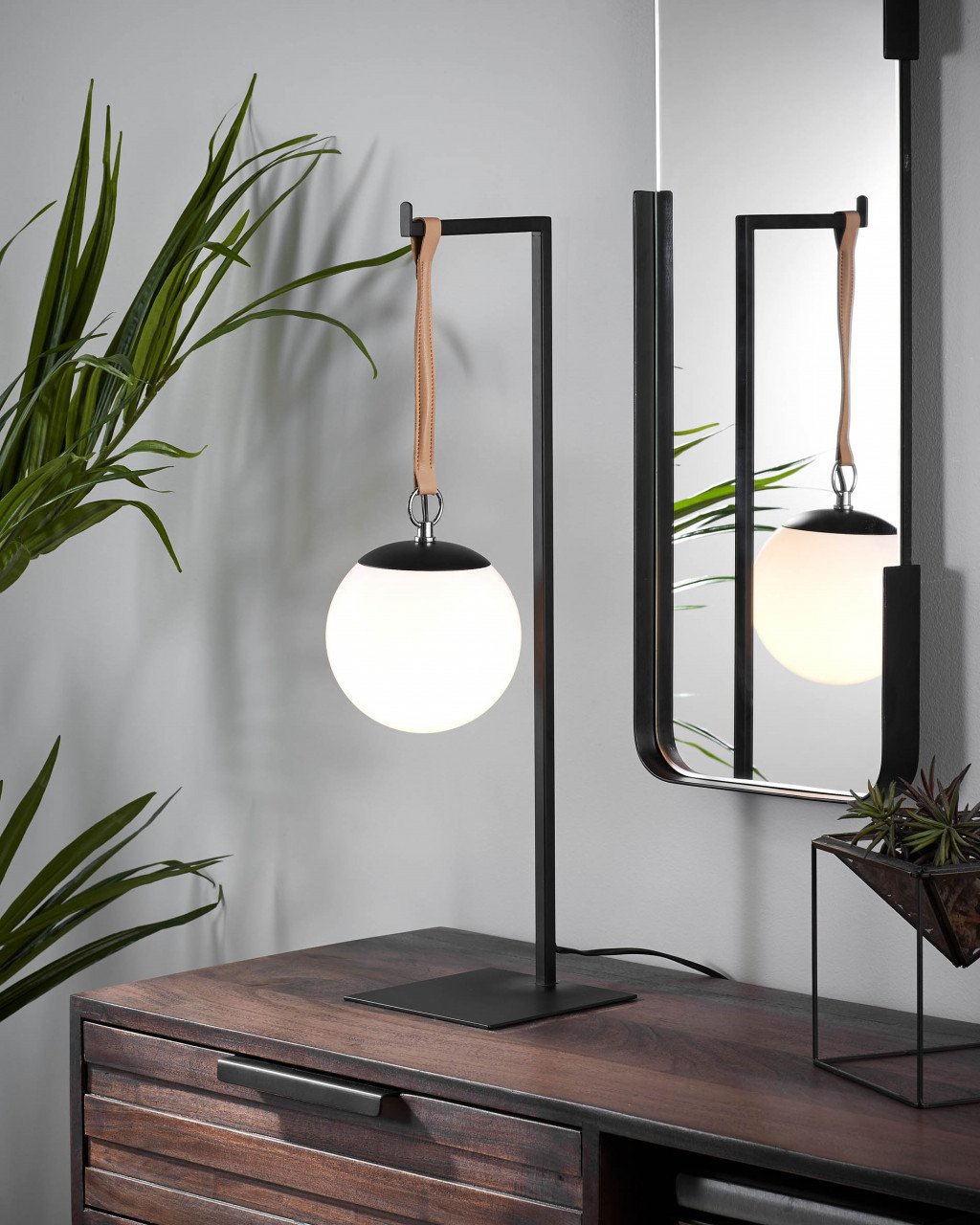 Veioza neagra din metal 60 cm Monteiro Kave Home