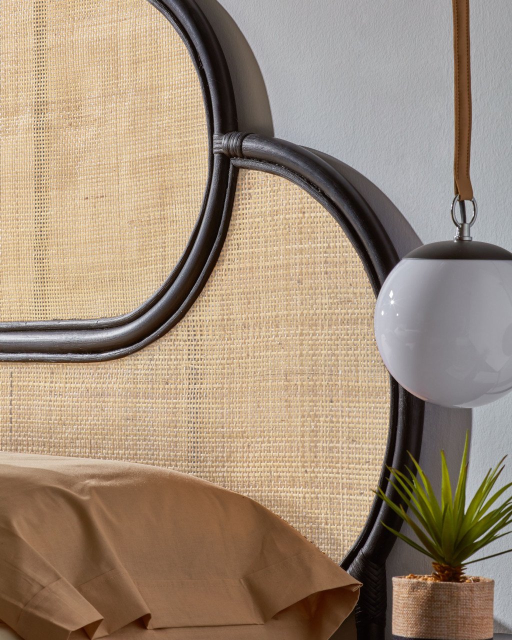 Veioza neagra din metal 60 cm Monteiro Kave Home