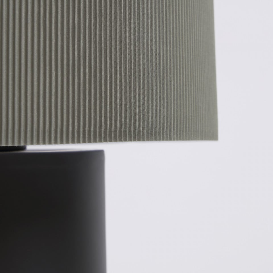 Veioza neagra din textil 50 cm Domicina Kave Home