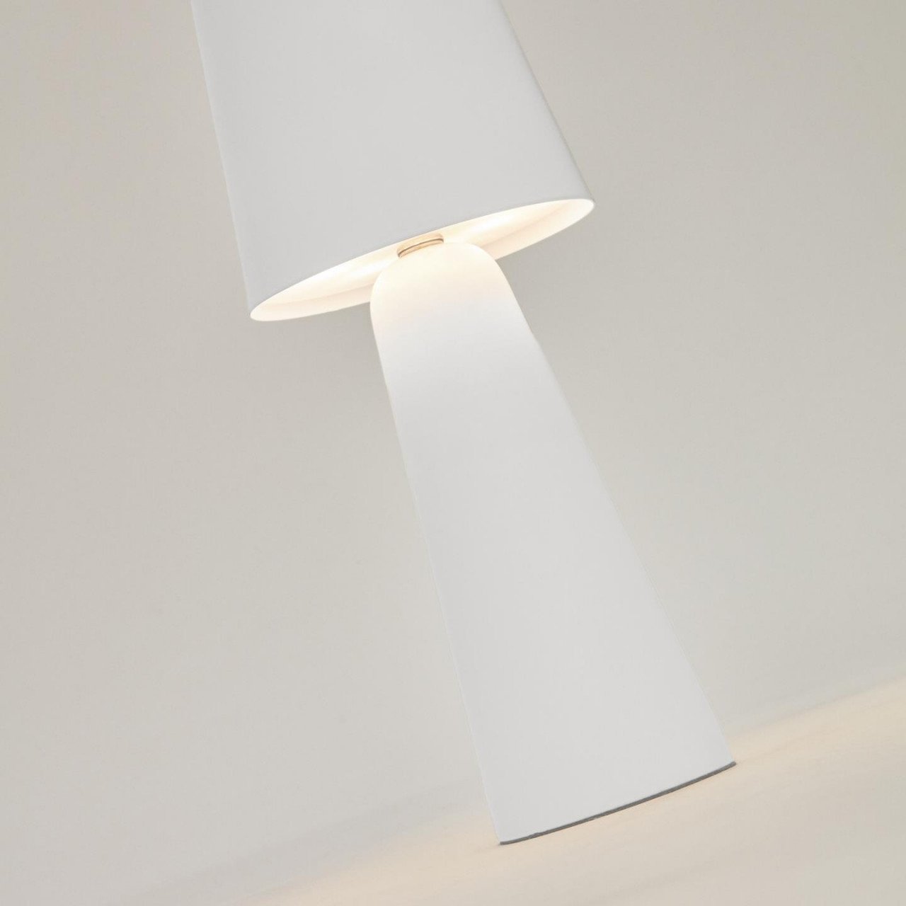 Veioza portabila alba din metal cu USB 25 cm Arenys Kave Home
