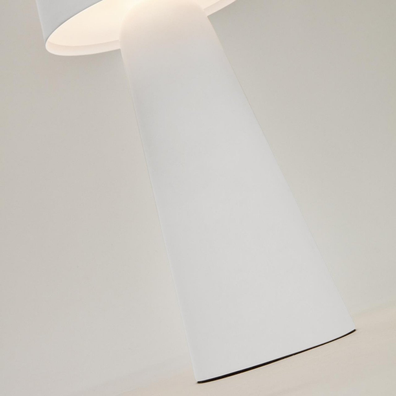 Veioza portabila alba din metal cu USB 40 cm Arenys Kave Home