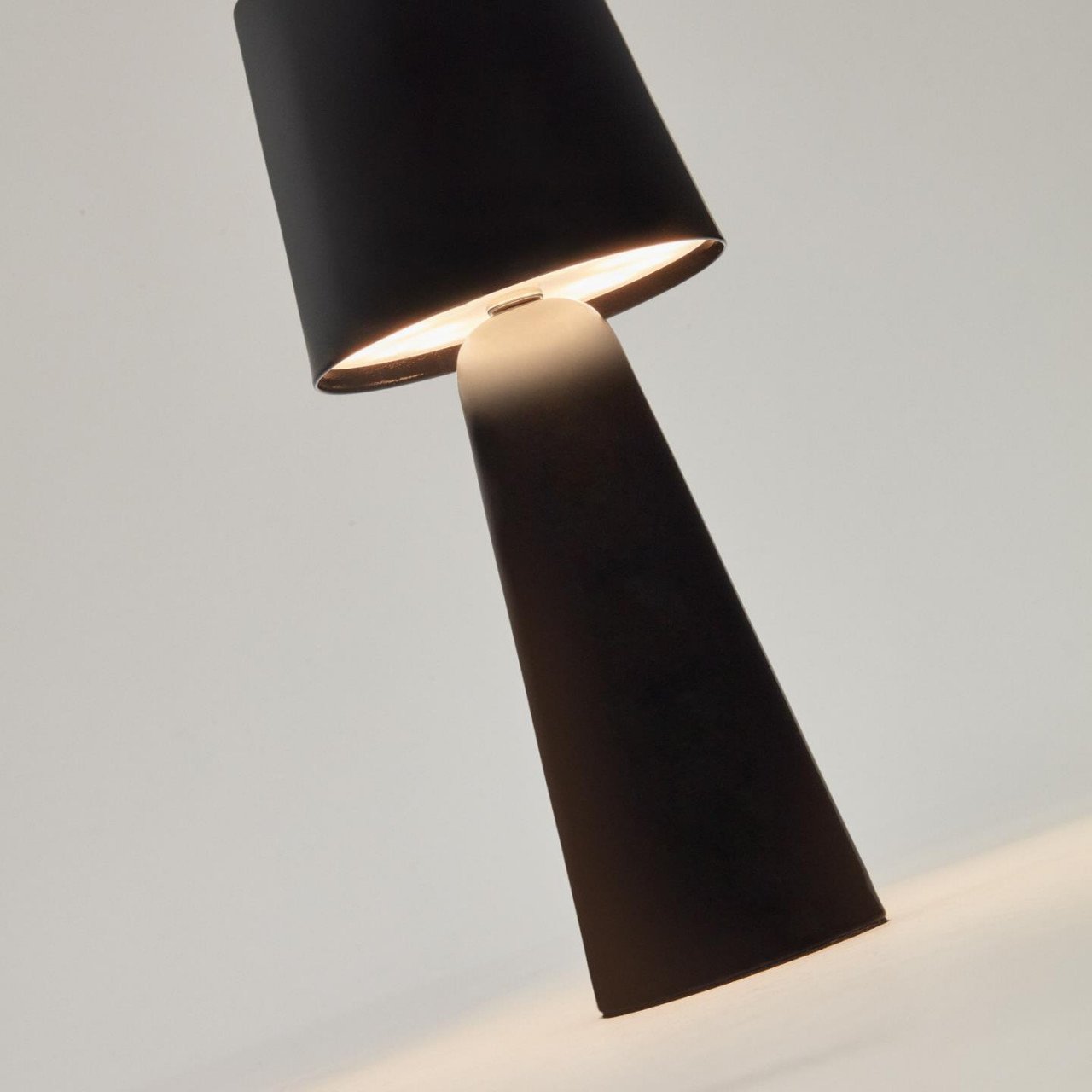 Veioza portabila neagra din metal cu USB 25 cm Arenys Kave Home