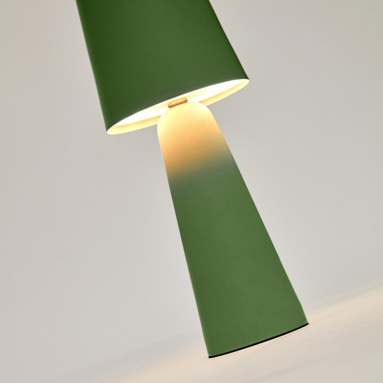 Veioza portabila verde din metal cu USB 25 cm Arenys Kave Home