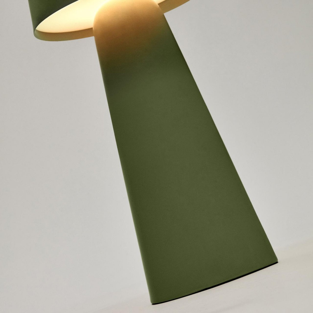 Veioza portabila verde din metal cu USB 40 cm Arenys Kave Home